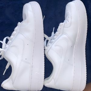 SELLING NIKE AIR FORCE 1S SIZE 8.5